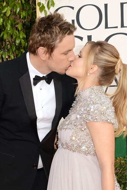 Una de las instántaneas más dulces de los Globos de Oro fue este emotivo beso entre Dax Shepard y una embarazadísima Kristen Bell.