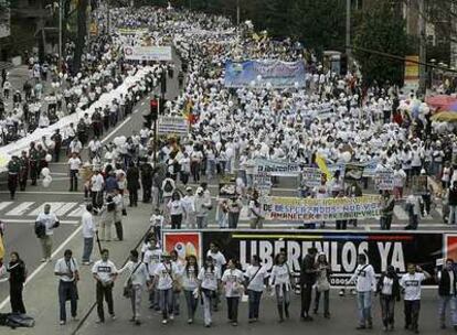 Miles de personas marchan en Bogotá para pedir la liberación de los rehenes en manos de las FARC.