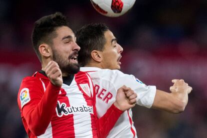 Nolaskoain pelea un balón con Ben Yedder.