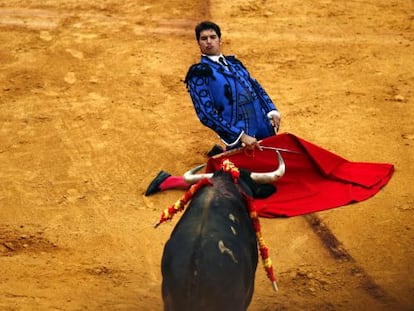 Cayetano Rivera, en uno de sus lances en la corrida goyesca de Ronda