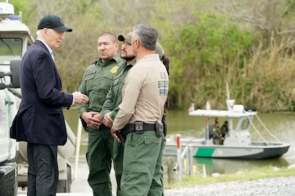 El presidente Biden habla con agentes de la Patrulla Fronteriza en Brownsville (Texas), el 29 de febrero.