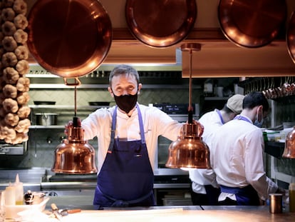 Sthepane del Río en la cocina vista de su restaurante Le Bistroman Atelier.