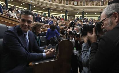 El presidente del Gobierno, Pedro Sánchez, y la vicepresidenta Carmen Calvo, este martes en el Congreso.