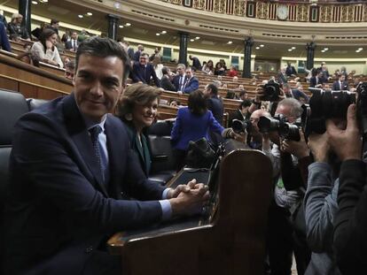 El presidente del Gobierno, Pedro Sánchez, y la vicepresidenta Carmen Calvo, este martes en el Congreso.