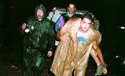 Miembros de un equipo de rescate trasladan a una de las víctimas de las inundaciones del camping de Biescas (Huesca).