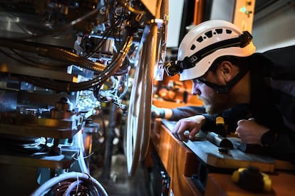 Un técnico prueba nuevos componentes del acelerador.