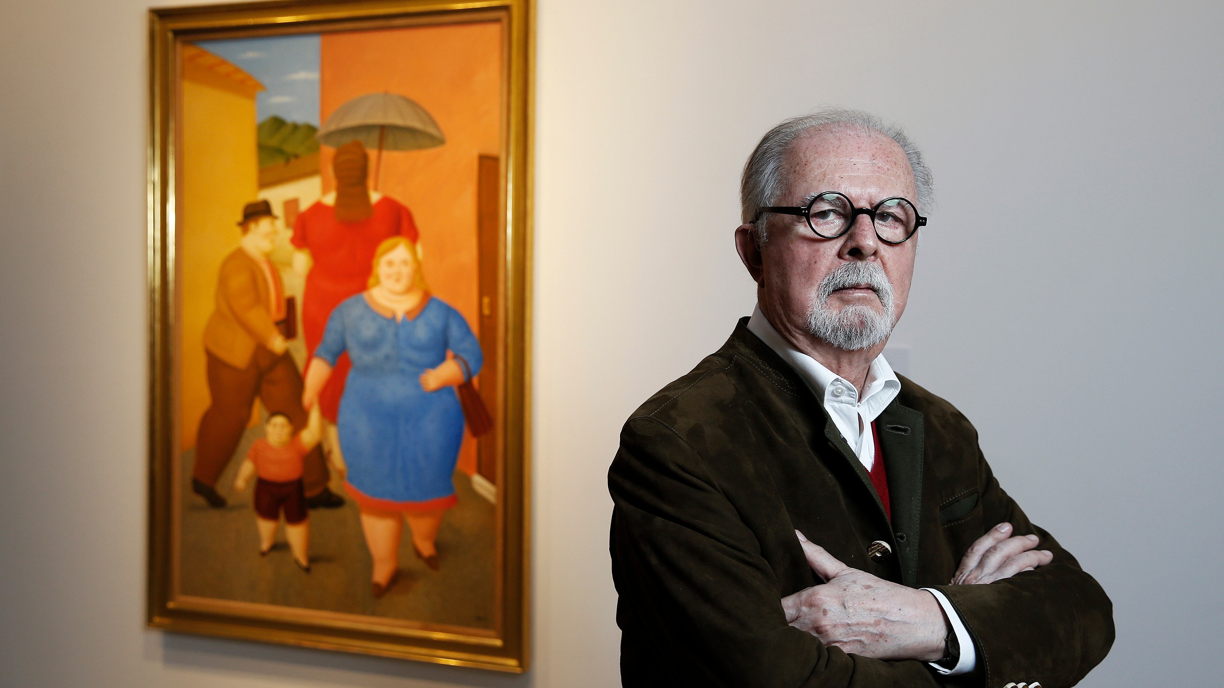 Fernando Botero, uno de los artistas de la galería Marlborough, posaba en 2019 delante de su obra 'The Street' en la sede madrileña.