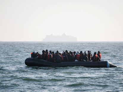 Un grupo de migrantes espera a ser rescatados el pasado 9 de mayo en el canal de la Mancha, tras averiarse la lancha en la que viajaban hacia Reino Unido.