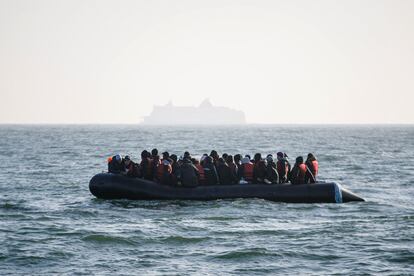 Un grupo de migrantes espera a ser rescatados el pasado 9 de mayo en el canal de la Mancha, tras averiarse la lancha en la que viajaban hacia Reino Unido.