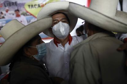 Pedro Castillo, do partido Peru Livre, comemora com apoiadores no seu comitê de campanha, em Cajamarca.