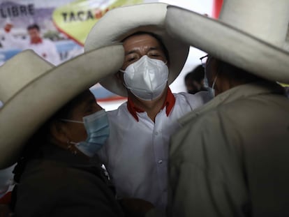 Pedro Castillo, do partido Peru Livre, comemora com apoiadores no seu comitê de campanha, em Cajamarca.