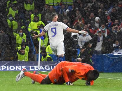 Benzema celebra el 0-2 con Mendy en el suelo.