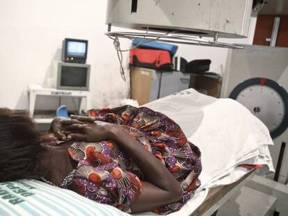 Una paciente de cáncer de vejiga recibe radioterapia en un hospital de Ghana.