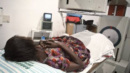 Una paciente de cáncer de vejiga recibe radioterapia en un hospital de Ghana.