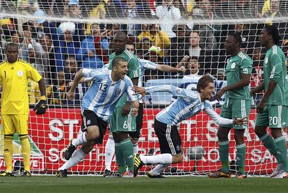 El central argentino, en la imagen junto a Samuel, marcó el primer gol de Argentina contra Nigeria mediante un potente cabezazo.