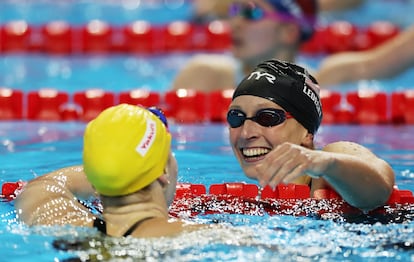 Katie Ledecky felicita a Mollie O'Callaghan tras la final del relevo de 4x200m, este jueves en los MUndiales.