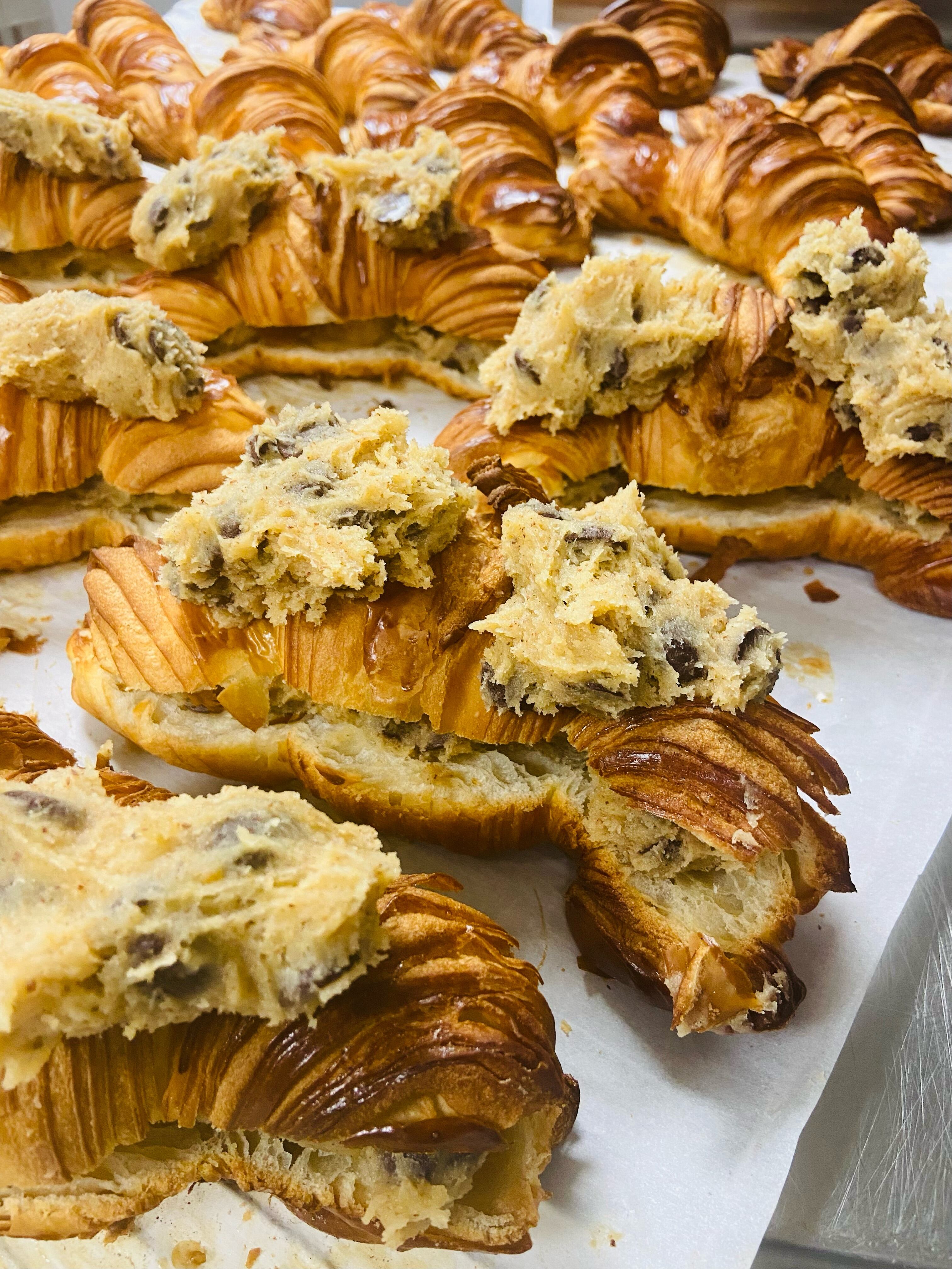 El 'crookie', híbrido de cruasán y 'cookie', de Boulangerie Louvard, en París.