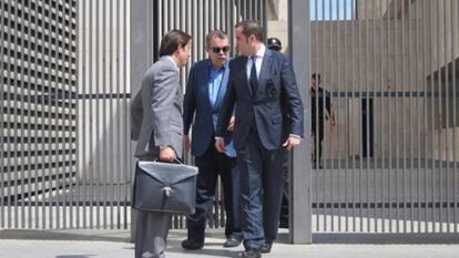 Juan Bautista Soler, expresidente del Valencia (centro) en una imagen de archivo a su salida del juzgado de Valencia.