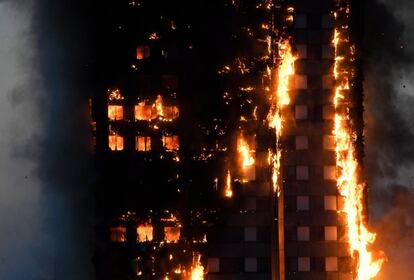Imagen del día del incendio que acabó con la vida de 58 personas en Londres.