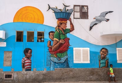 Un mural del artista plástico Randy Pinto en la población de Santa María (isla de Sal).