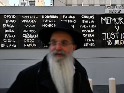 Un rabino frente a un memorial con los nombres de las víctimas del atentado a la AMIA, el pasado 8 de julio, en Buenos Aires.