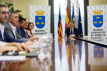 Ximo Puig, preside la sesión plenaria del viernes en Burriana. 