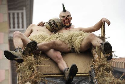 Dos vecinos de la localidad navarra de Ituren, disfrazados con las pieles de animales, durante el desfile del carnaval rural de Ituren y Zubieta (España).