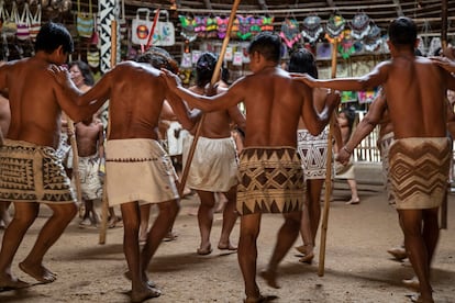 Antes de la vacunación, un grupo de boras danza y canta, con fuerza asombrosa, en su lengua y recuerda hechos sembrados en su memoria histórica.