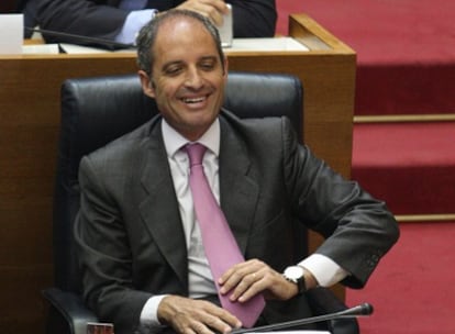 El presidente Camps se ríe durante la sesión parlamentaria en las Cortes valencianas.