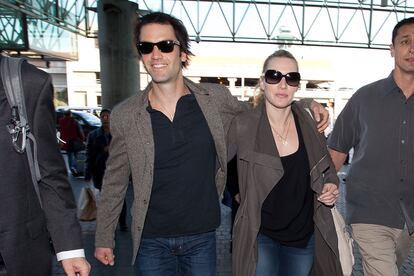 Kate Winslet y su actual novio, el cantante Ned Abel, parecen haber escogido su look de aeropuerto adrede. No es la primera vez que Kate se mimetiza con su pareja: los hubo que opinaron que se parecía también a su ex, Sam Mendes.