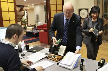 Iruarrizaga registra los presupuestos en las Juntas en presencia de su presidenta, Ana Madariaga.