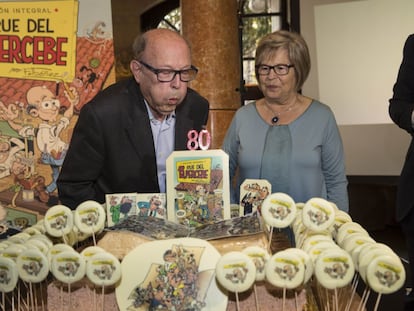 Francisco Ibáñez, amb la seva esposa Reme, bufant el pastís del seu 80è aniversari.