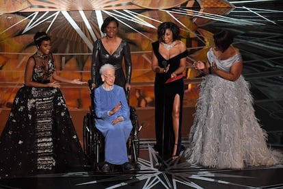 La cient&iacute;fica de la Nasa, Katherine Johnson en el centro, junto a Janelle Monae (a la izquierda), la actriz Taraji P. Henson (la segunda empezando por la derecha) y Octavia Spencer.