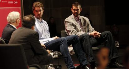 Los hermanos Pau (i) y Marc Gasol durante la comida que han celebrado con los miembros de la Cámara de Comercio de Barcelona.