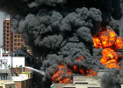 Los bomberos luchan contra las llamas y el fuego en el incendio de una subestación eléctrica en Madrid.