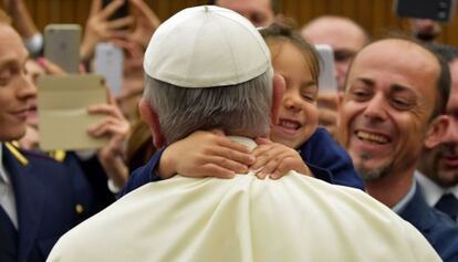 Una niña abraza al papa Francisco durante una audiencia a familias de policías caídos en acto de servicio, en el Vaticano (Italia).