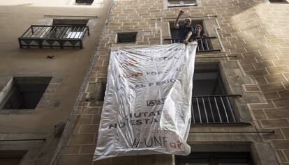 Cartel en Ciutat Vella contra los pisos tur&iacute;sticos.