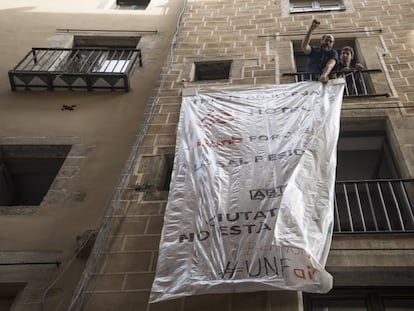 Cartell a Ciutat Vella contra els pisos turístics.