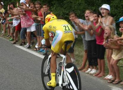 Contador, jaleado por un grupo de niños en la etapa de ayer.