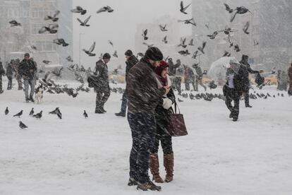 Las autoridades han prohibido circular sin cadenas por las autovías urbanas y ayer se decretaron vacaciones escolares, en un intento de reducir el tráfico, una medida habitual cuando hay nevadas. En la imagen, una calle nevada en el centro de Estambul (Turquía).
