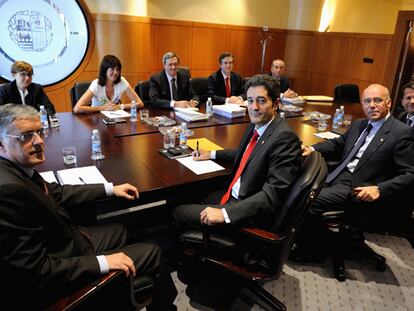 En primer término, los diputados de Hacienda de Álava (José Luis Cimiano), Guipúzcoa, (Pello González) y Vizcaya (José María Iruarrizaga), ante los consejeros Zabaleta, Mendía, Aguirre, Unda y Arriola, en la reunión del pasado 20 de julio que abrió el diálogo interinstitucional.