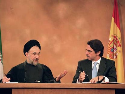 José María Aznar y Mohamed Jatamí en 2002.