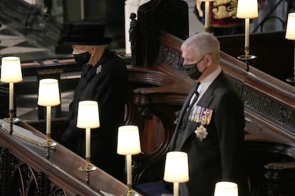 A rainha Elizabeth II junto a um de seus filhos, o príncipe Andrew, duque de York.