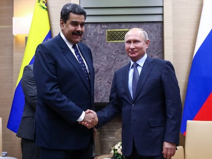 Venezuela's President Nicolas Maduro (l) and Russia's President Vladimir Putin (r) shake hands during a meeting at the Novo-Ogaryovo residence on December 5, 2018.