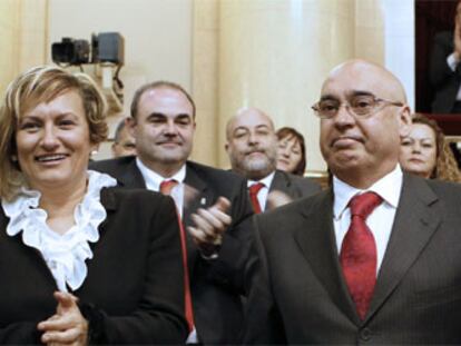 Javier Rojo recibe el aplauso de los senadores socialistas tras ser reelegido presidente del Senado.