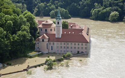 Vista aérea de la abadía de Weltenburg, inundada a causa del desbordamiento del río Danubio en Weltenburg (Alemania), 4 de junio de 2013.