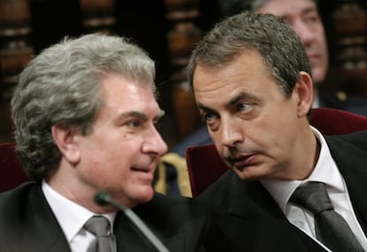 César Antonio Molina (como ministro de Cultura) y Rodríguez Zapatero, durante la entrega del Premio Cervantes de 2008 en Alcalá.