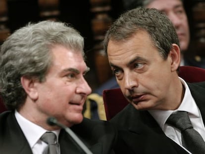C&eacute;sar Antonio Molina (como ministro de Cultura) y Rodr&iacute;guez Zapatero, durante la entrega del Premio Cervantes de 2008 en Alcal&aacute;. 