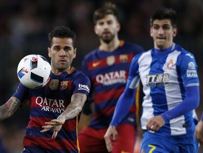 Alves controla el bal&oacute;n ante la mirada de Moreno y Piqu&eacute; 