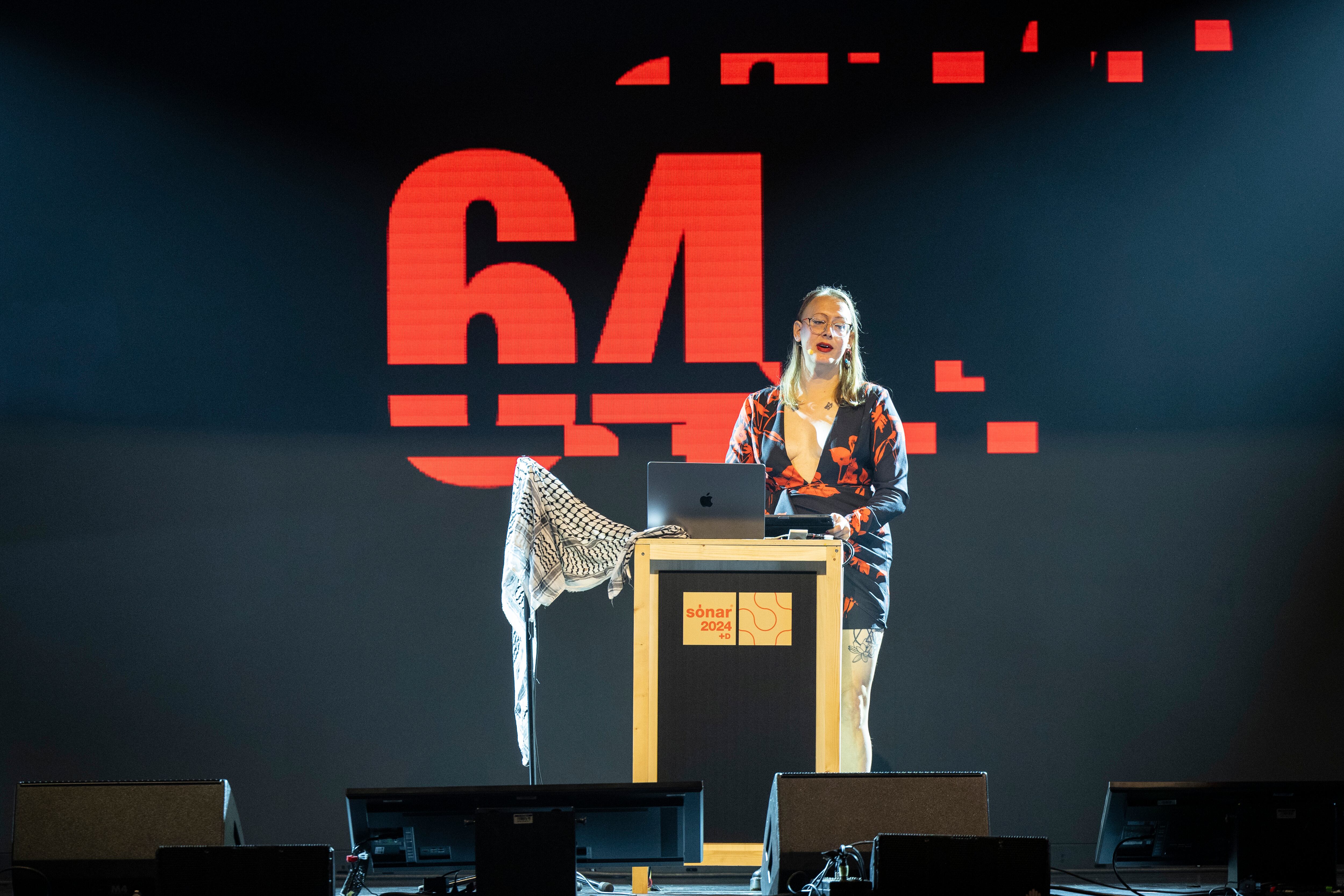 En la imagen, la 'performance' de la artista Sasha Costanza-Chock durante la primera jornada del Sónar 2024.